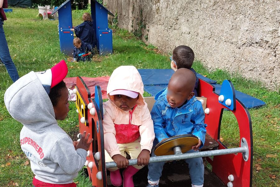 Une journée riche d'échanges et de jeux entre les enfants des crèches des Montchatons Acacias et Botté