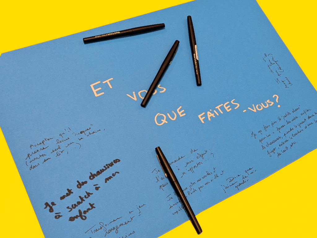 Feuille participative "Et vous, que faites-vous ?" avec témoignages de parents écrits au feutre Légende : Les parents partagent leurs pratiques du quotidien