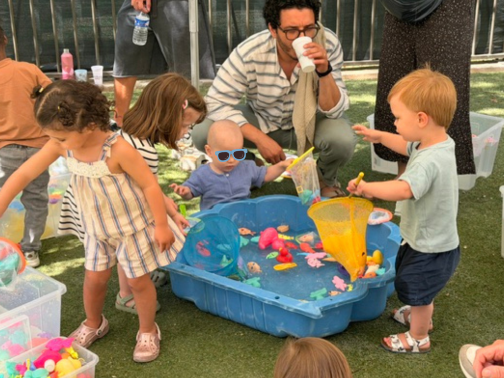 Atelier pêche aux figurines proposé aux tout-petits pendant la fête d'été de la crèche Montchat Bada, à Lyon 3 pour la fête de l'été de la crèche.