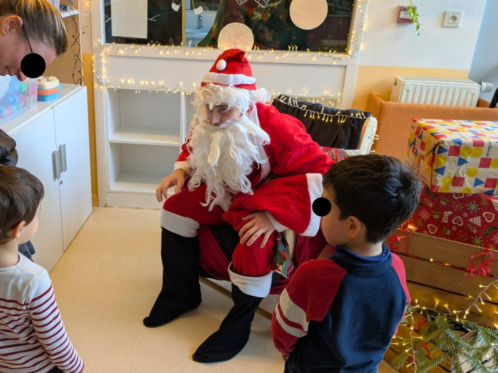 Enfants de la crèche de Montchat Botté rencontrant le Père Noël lors de la fête de Noël décembre 2025