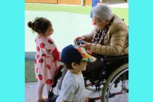 Quand les tout-petits et les anciens chassent les œufs ensemble
