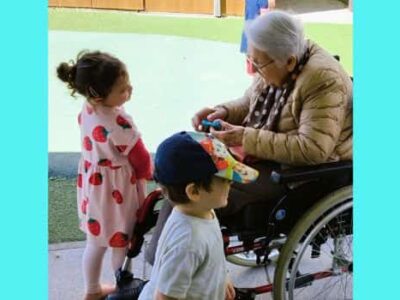 Quand les tout-petits et les anciens chassent les œufs ensemble