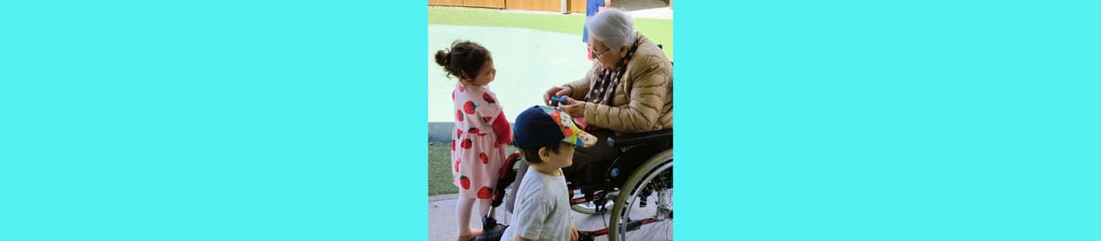 Enfants de la crèche de Montchat Bada et résidente de l'Ehpad Korian Les Annabelles lors de la chasse aux œufs de Pâques 2025