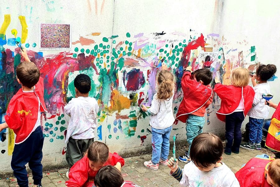 Opération street art avec les enfants de Montchat Botté sur le mur prochainement détruit pour ouvrir sur le jardin partagé