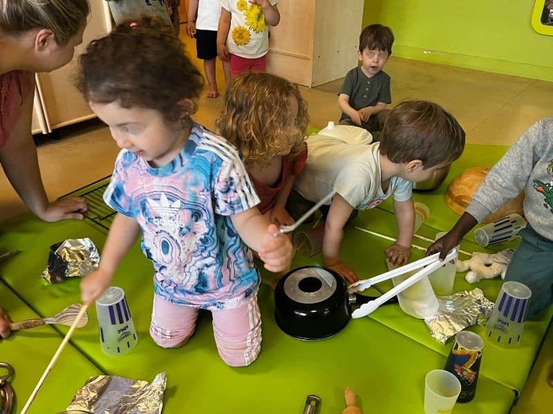 Les enfants de la crèche de Montchat Bada à Lyon ont joué de la musique avec les ustensiles de cuisine et collaboré à produire des sons