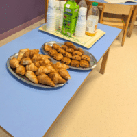 Le rituel du café croissant des parents pour des réunions chaleureuses autour de problématiques du développement de l'enfant à Montchat Botté