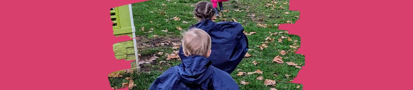 En capes de pluie dans le jardin de la crèche des Montchatons Acacias Lyon 3