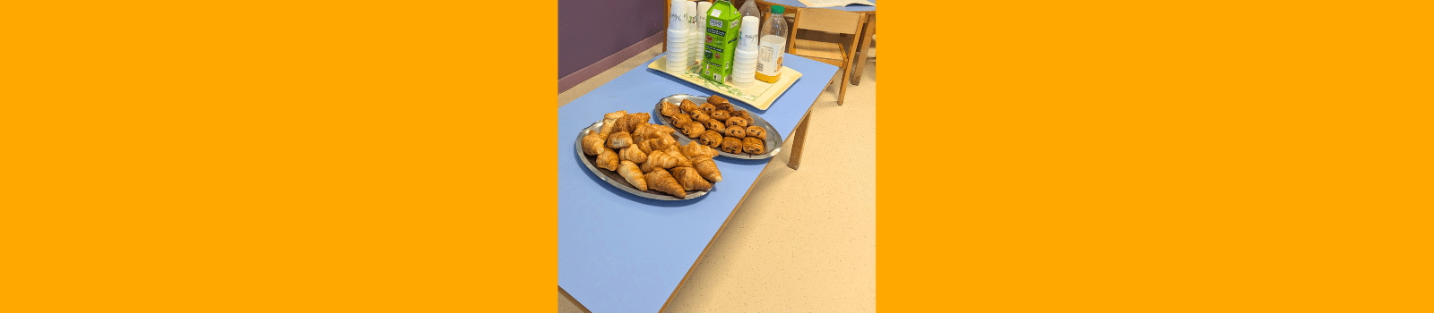 Le rituel du café croissant des parents pour des réunions chaleureuses autour de problématiques du développement de l'enfant à Montchat Botté