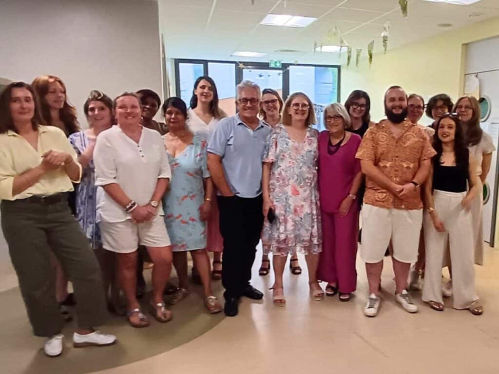 Photo de groupe lors de la soirée de départ à la retraite de Claire Verdier, comptable des Montchatons