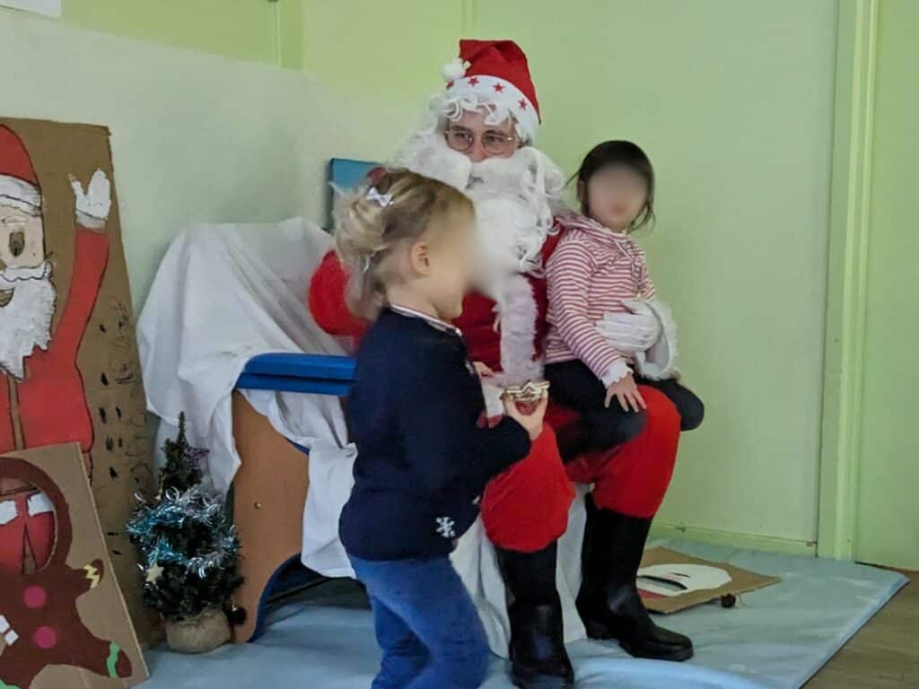 Le père Noël a beaucoup joué avec les enfants des Montchatons Acacias