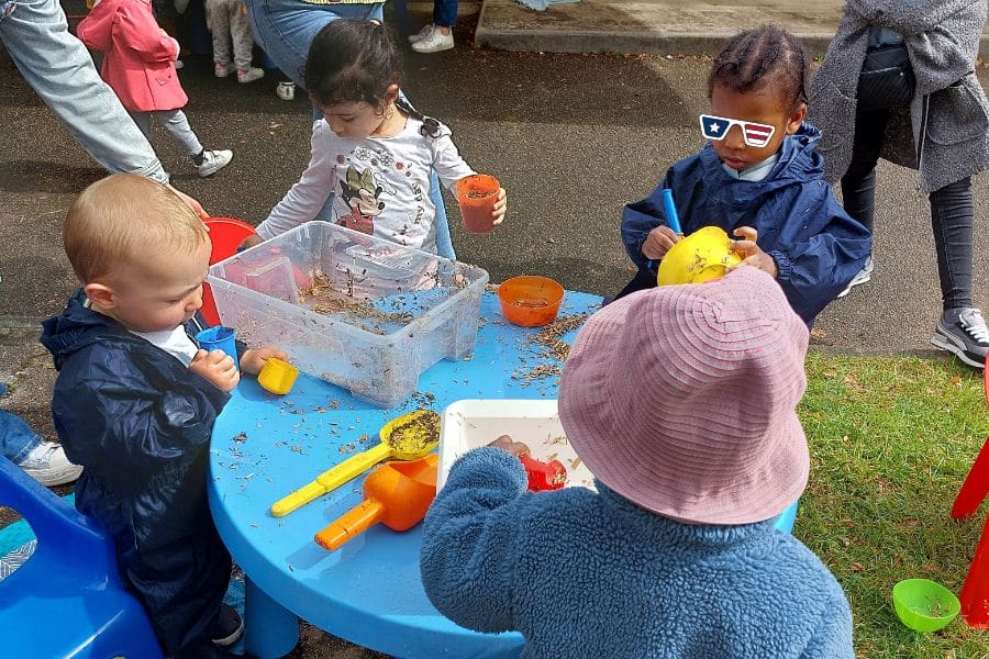 Les enfants de la crèche Montchat Botté ont rendu visite à ceux de Montchatons Acacias à Lyon 3