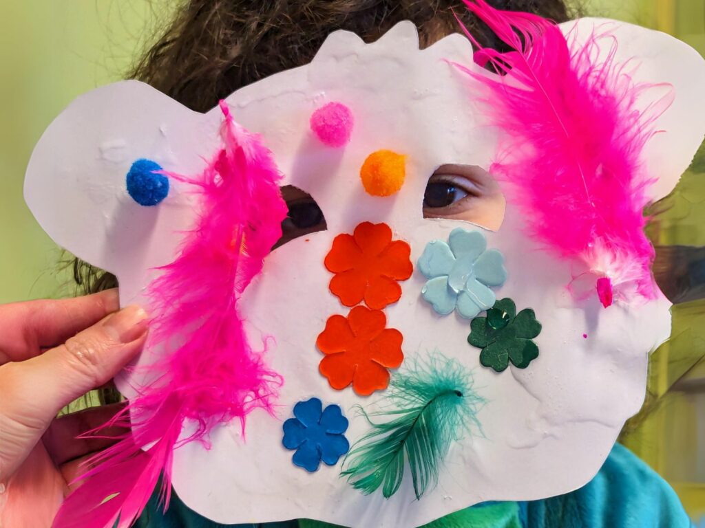 Le carnaval fut l'occasion de réaliser un atelier sensoriel autour de masques réalisés avec les enfants des Montchatons Acacias