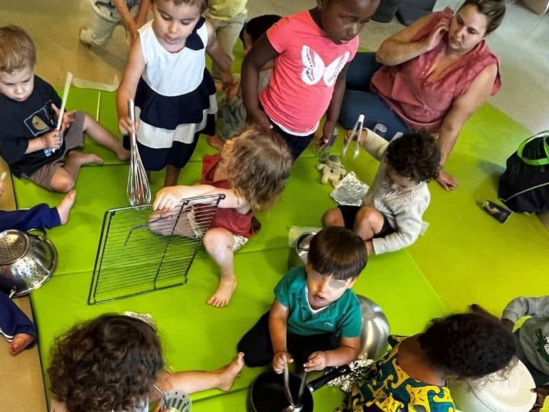 Les enfants de la crèche de Montchat Bada à Lyon ont joué de la musique avec les ustensiles de cuisine