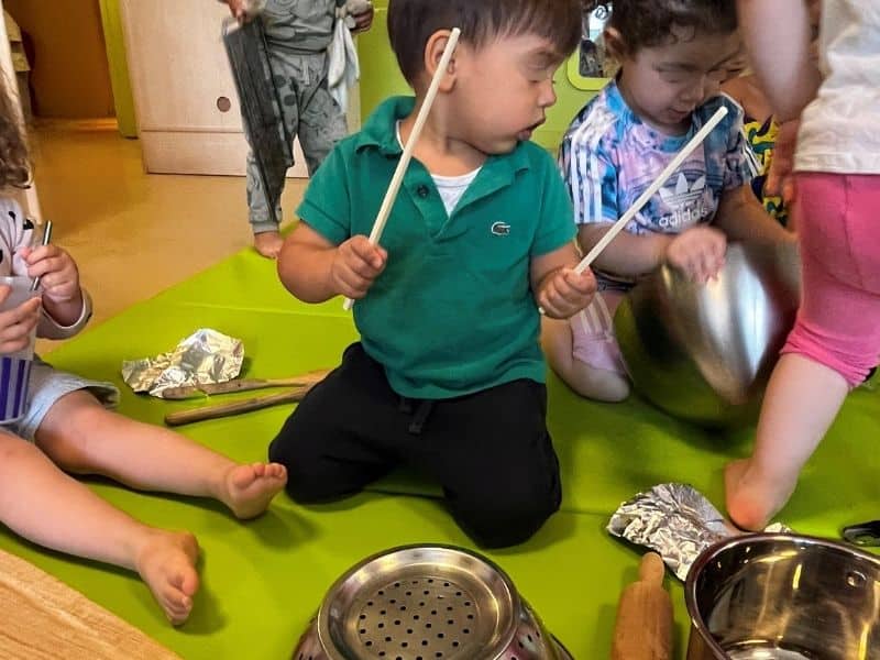 on joue pour la Fête de la Musique à la crèche de Montchat Bada à Lyon