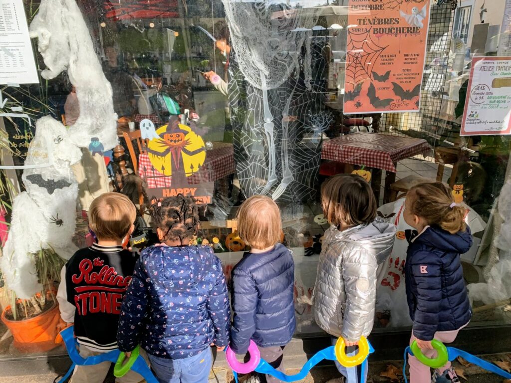 Promenade dans les rues du quartier de Montchat à Lyon pour les enfants des crèches des Montchatons