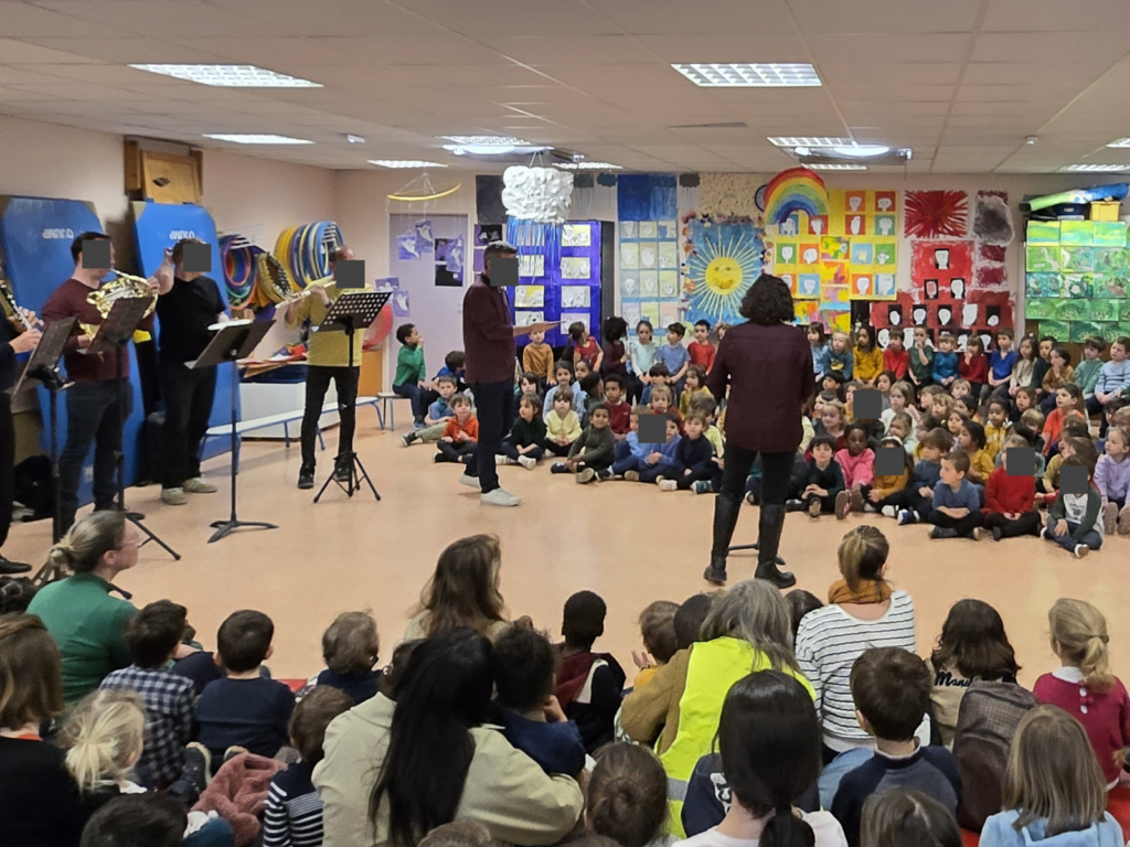 Enfants de la crèche de Montchat Botté assistant au concert de la chorale de l'école maternelle Viala à Lyon