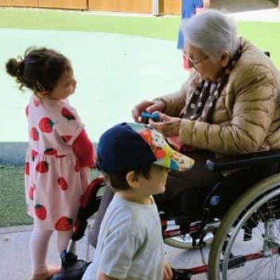 Enfants de la crèche de Montchat Bada et résidente de l'Ehpad Korian Les Annabelles lors de la chasse aux œufs de Pâques 2025