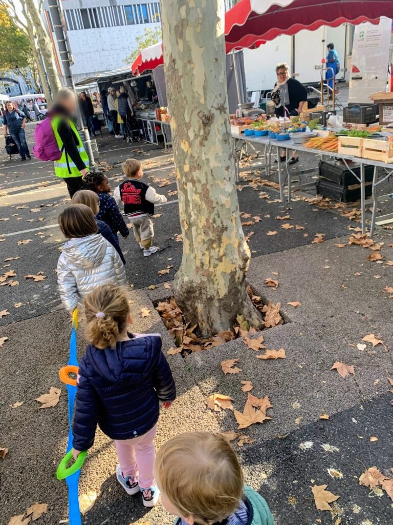 Les jeunes enfants de la crèche des Montchatons en promenade au marché