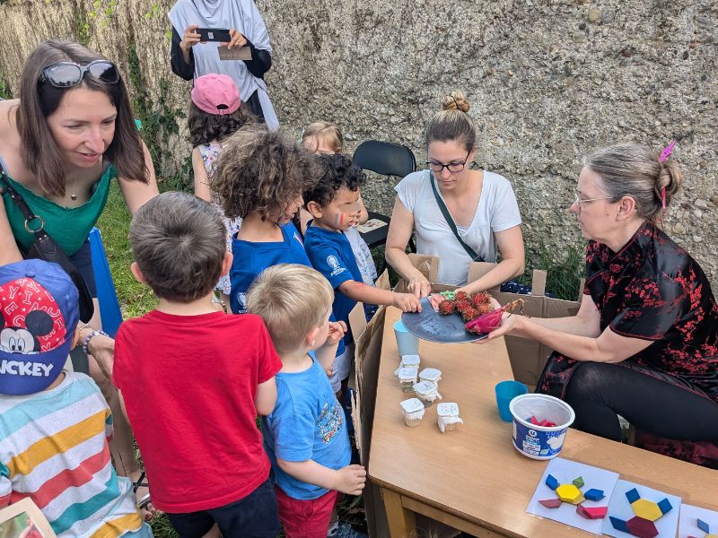 fête d'été réussie dans le jardin de la crèche des Montchatons Acacias