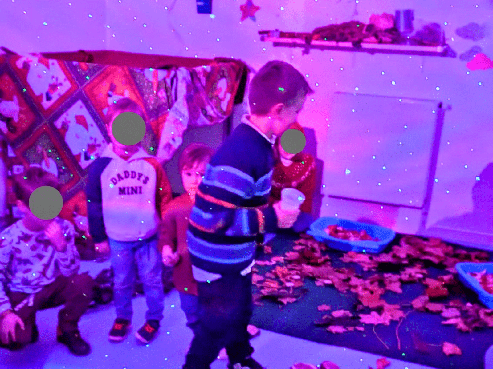Enfants de la crèche de Montchat Botté explorant la forêt enchantée sous des lumières féeriques lors de la fête de Noël 2025
