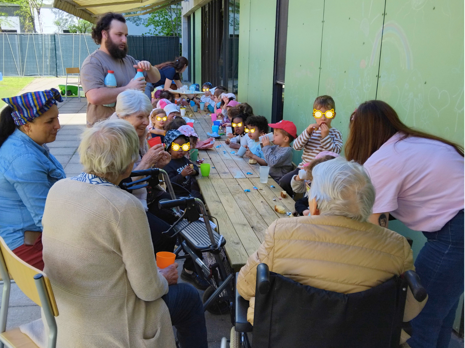 Petits et grands autour de la même table — un goûter de Pâques ensoleillé à la crèche de Montchat Bada