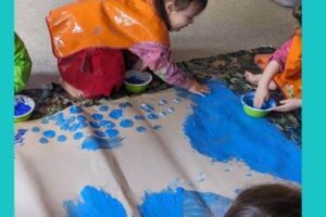 Les Montchatons Acacias exposent leur fresque pour « Le printemps du petit lecteur »