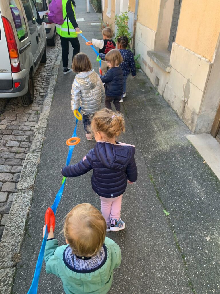 Les jeunes enfants de la crèche des Montchatons Acacias en promenade