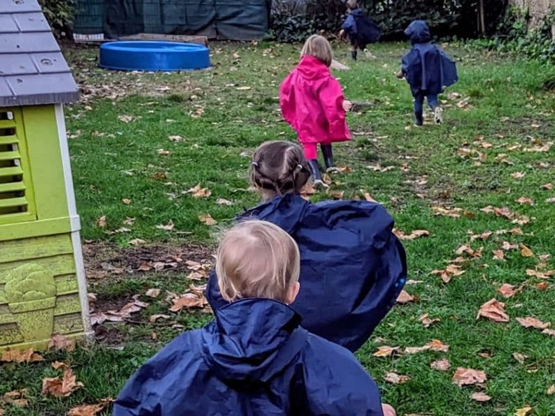 Sorties dans le jardin de la crèche des Montchatons Acacias Lyon 3 par temps couvert